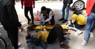 Yayalara motosiklet çarptı: 2 yaralı