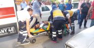 Yayaya yol veren otomobile çarpan sürücü yaralandı