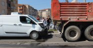 Yayaya yol vermek isteyen kamyon minibüse çarptı: 1 yaralı