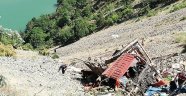 Yaylaya giden kamyon şarampole yuvarlandı: 1 ölü, 8 yaralı