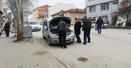 Yeni aldığı arabası az daha yanıyordu