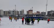 Yeşilyurt Belediyespor karla kaplı zeminde çalıştı