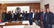 Yeşilyurt mahalle muhtarlarından Başkanı Özcan'a plaket