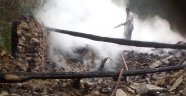 Yıldırım düşen ahşap ev küle döndü