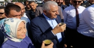 Yıldırım vatandaşlara kayısı dağıttı