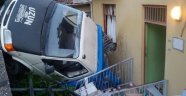 Yokuş aşağı kayan kamyonet eve girdi: 10 yaralı