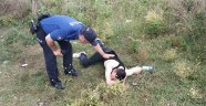 Yol kenarında yatan genç polisi alarma geçirdi