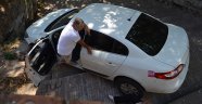 Yol sandığı merdivenlerden uçtu saatlerce aracın üzerinde bekledi