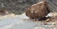 Yola düşen dev kaya parçası sürücüleri korkuttu