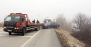 Yola sis çöktü önünü göremeyen iki araç tarlaya uçtu