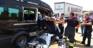 Yolcu minibüsü buğday yüklü traktöre çarptı: 6 yaralı