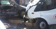 Yolcu minibüsü ile otomobil çarpıştı: 12 yaralı