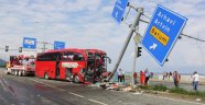 Yolcu otobüsü karayolu tabelasına çarptı: 1 ölü, 36 yaralı