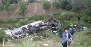 Yolcu otobüsünün çarptığı balık yüklü kamyon şarampole uçtu: 3 yaralı