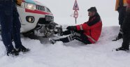 Yolda kalan paletli ambulansı karı elleriyle kazarak çıkardılar