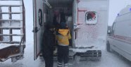Yolda mahsur kalan aile paletli kar ambulansı ile kurtarıldı