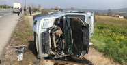 Yoldan çıkan araç yan yattı: 3 yaralı