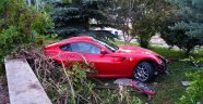 Yoldan çıkan Ferrari okulun bahçesine uçtu
