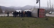 Yoldan çıkan kamyon yan yattı, 1'i ağır 2 kardeş yaralandı