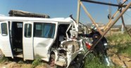 Yoldan çıkan minibüs yüksek gerilim direğine çarptı: 3 yaralı