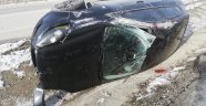 Yoldan çıkan otomobil devrildi
