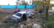 Yoldan çıkan otomobil direğe çarpıp tarlaya uçtu: 6 yaralı