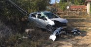 Yoldan çıkan otomobil elektrik direğine çarparak durabildi