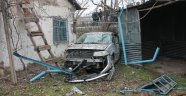 Yoldan çıkan otomobil, eve çarptı bahçeye uçtu: 5 yaralı