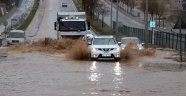 Yollar göle döndü! Sürücüler zor anlar yaşadı