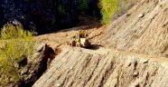 Yollarda heyelan temizliği yapıyor