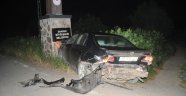 Yolun sağında duran otomobile çarpan sürücü yaralandı
