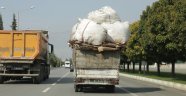 Yük sınırını aşan kamyonetin tehlikeli yolculuğu