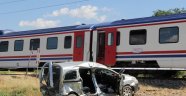 Yük treni hemzemin geçitte hafif ticari araca çarptı: 3 ölü, 5 yaralı