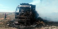 Yüksek gerilim hattına takılan kamyon yandı