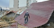 Yüksekova'da fırtına çatıları uçurdu