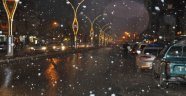Yüksekova'da Lapa Lapa Yağan Kar Yağışı Şaşırttı