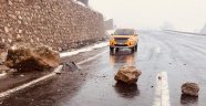 Yüksekova-Van karayoluna kaya düştü