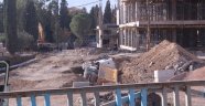 Yurt inşaatında kamyon devrildi faciadan dönüldü: 1 yaralı