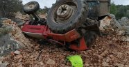 Zeytin yüklü traktör devrildi: 1 yaralı