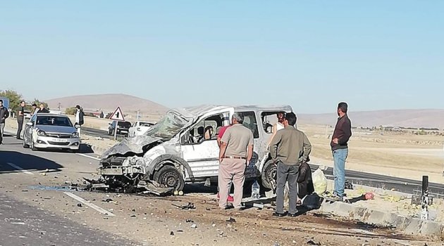 Takla atan araçtan sağ kurtuldular