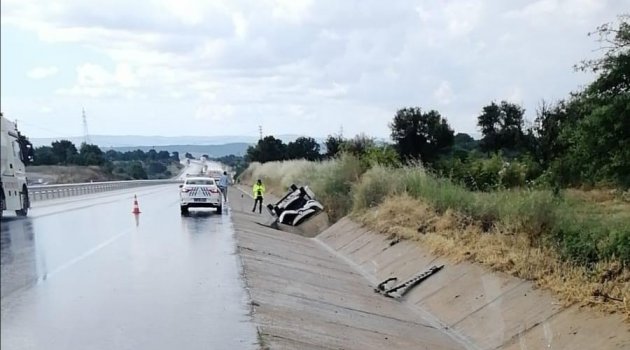 Takla atıp kanala düşen aracın sürücüsü yaralandı