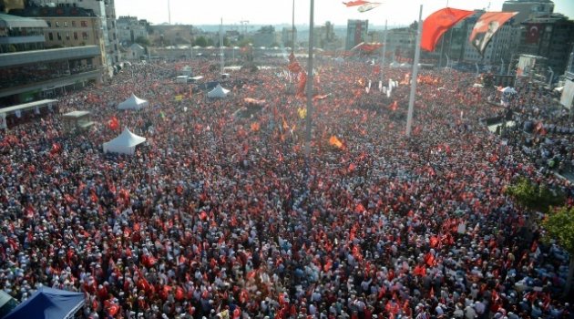 Taksim'de 'Cumhuriyet ve Demokrasi' Mitingi