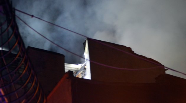 Taksim'de 6 katlı bir binanın çatısı alev alev yandı
