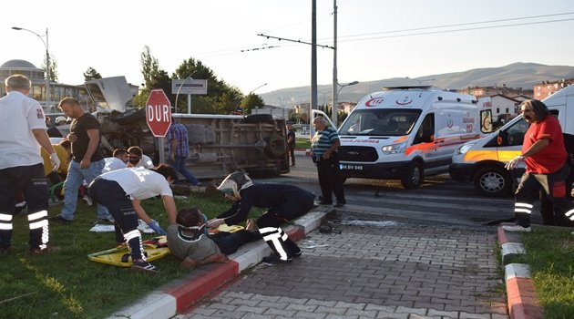 İşçileri taşıyan minibüs kaza yaptı: 12 yaralı