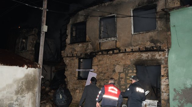 Tarsus'ta iki evin kullanılmaz hala geldiği yangın mahalleliyi korkuttu