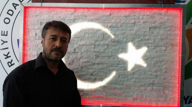 Doğal taşlardan ışıklı Türk bayrağı tablosu yaptı