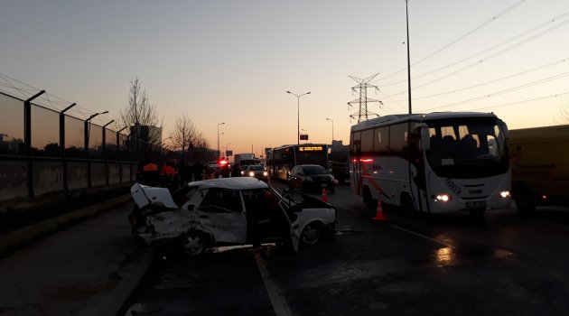 Ters yönde giden taksi kamyona ve minibüse çarptı: 4 yaralı