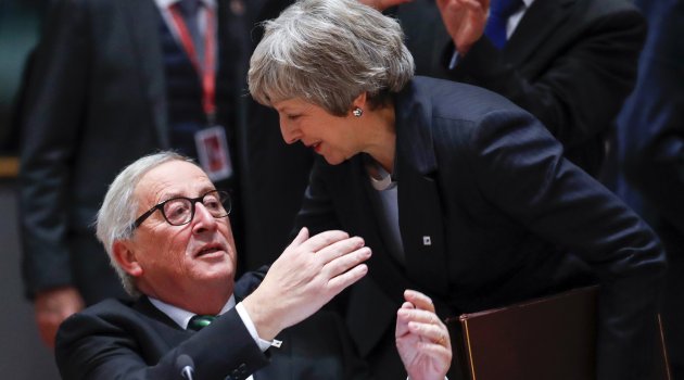 Theresa May ile Jean-Claude Juncker arasında hararetli konuşma