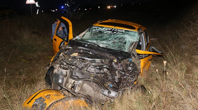 Ticari taksi ile kamyon çarpıştı: 2 ölü 3 yaralı