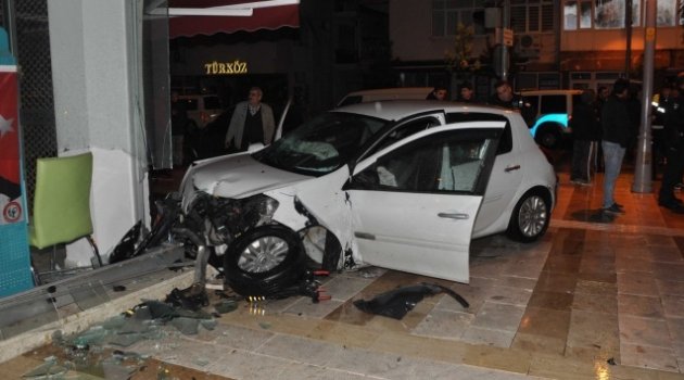 Ticari taksiye çarpan otomobil eczaneye girdi: 2 yaralı